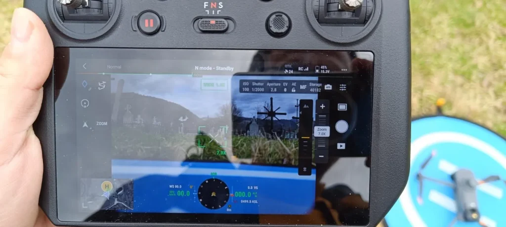 Ce Înseamnă O Ridicare Topografică Și Ce Cuprinde, De Fapt 5 Controlerul Dronei Dji Mavic 3 Enterprise, Cu Drona Pe Platforma De Decolare, La O Ridicare Topografică