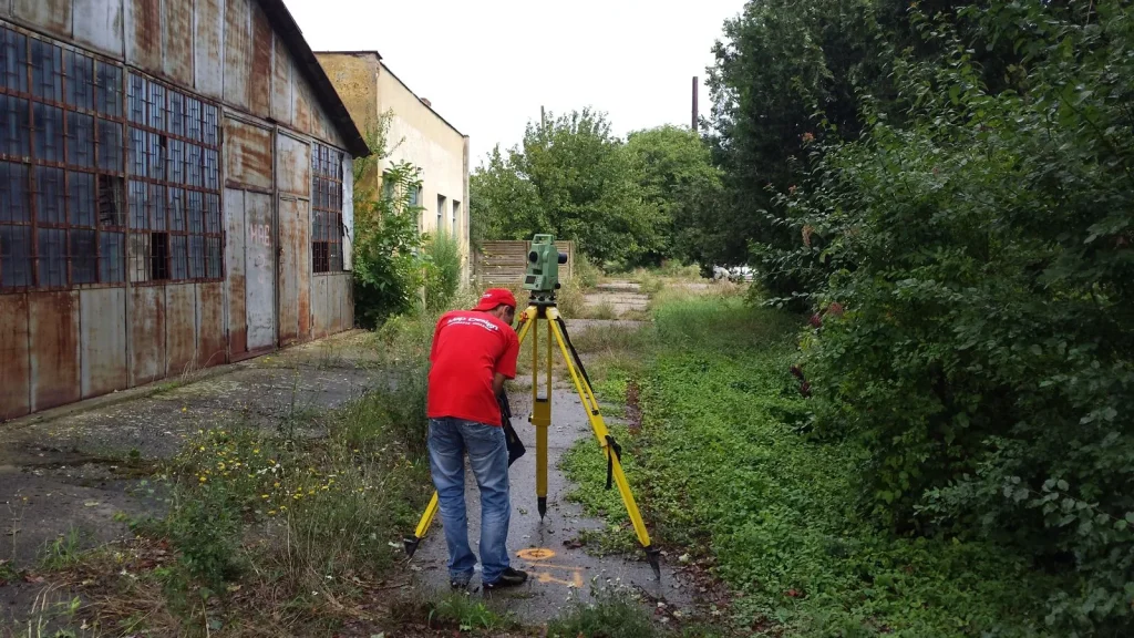 Ce Înseamnă O Ridicare Topografică Și Ce Cuprinde, De Fapt 4 Topograf Map Design La Stația Totală, La Măsurători Lângă O Hală Industrială Veche