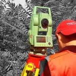 Topograf Map Design la stația totală Leica, la măsurători pe un teren acoperit de vegetație