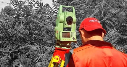 Topograf Map Design la stația totală Leica, la măsurători pe un teren acoperit de vegetație